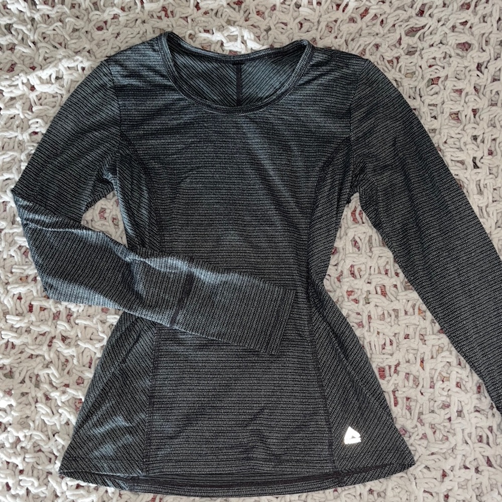 S dark gray long sleeve workout shirt